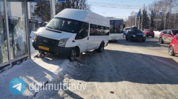 Маршрутка с пассажирами врезалась в остановку в Уфе