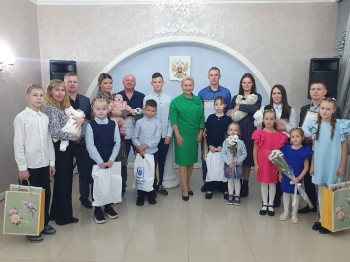 В ЗАГСе Борского округа поздравили многодетные семьи