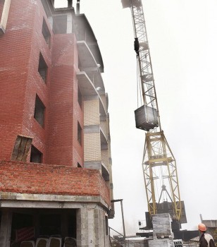 Замороженное из-за проблем с финансированием строительство дома на улице 50 лет ВЛКСМ в Арзамасе Нижегородской области возобновлено
