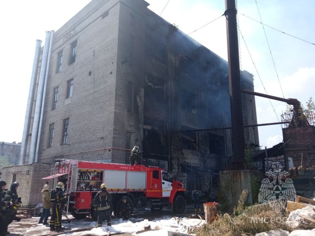 Пожар тушат в производственном здании на Московском шоссе в Нижнем Новгороде