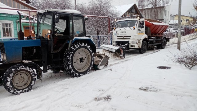 Дороги частного сектора убирают от снега в Советском районе днем 21 ноября 