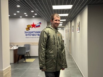 Фонд «Защитники Отечества» вручил ветерану СВО комплект одежды