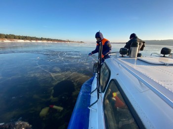 Тела водителя и пассажира снегохода извлекли из-под льда на Волге