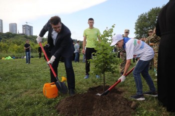 Глеб Никитин принял участие в высадке деревьев в Печерском парке в Нижнем Новгороде