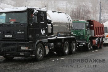 Тягачи дежурят у Мызинского моста в Нижнем Новгороде в помощь фурам