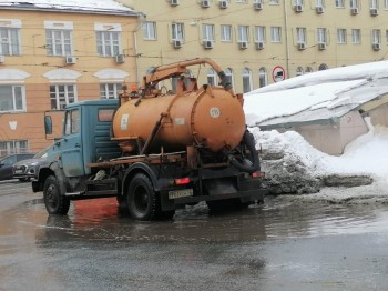  Техника направлена на чистку дождеприемных колодцев и откачку воды в Канавине