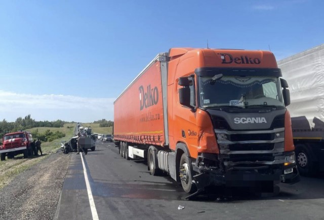 Двое погибли при столкновении легковушки и тягача в Саратовской области