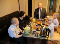 Председатель Законодательного собрания Нижегородской области Евгений Лебедев исполнил новогодние мечты ребят из многодетной семьи