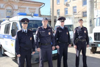 Полицейские помогли спасти трех человек из горящего дома в Арзамасе Нижегородской области