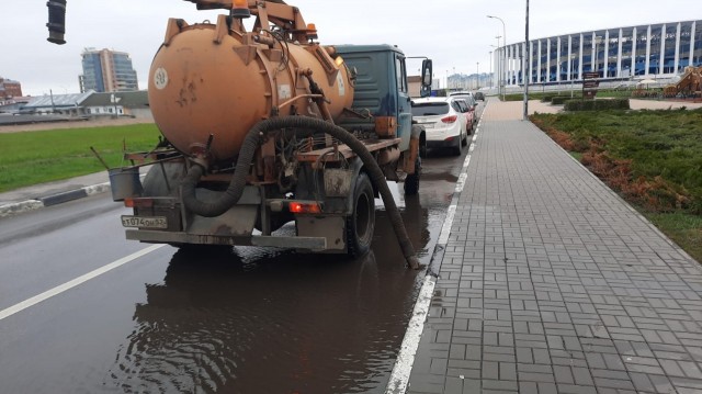 Воду откачивают с улиц Нижнего Новгорода после сильных дождей 