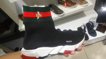 Поддельные Prada, Louis Vuitton, Gucci конфисковали в ТЦ Саратовской области