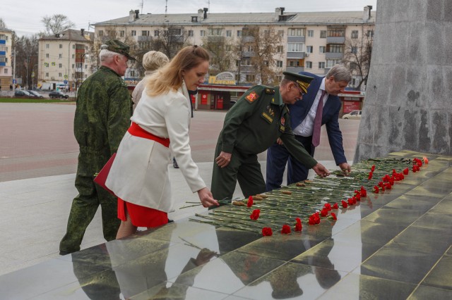 Капсулу времени до 100-летия победы в Великой Отечественной войне заложили в Кстове Капсулу времени до 100-летия победы в Великой Отечественной войне заложили в Кстове