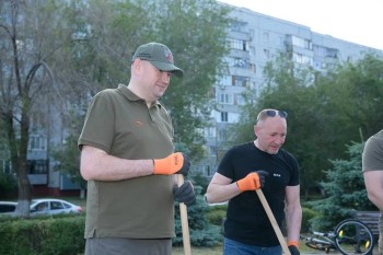 Евгений Солнцев своими руками дал старт масштабному озеленению Оренбурга