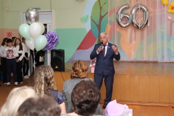 Владимир Тарасов поздравил коллектив школы №130 Нижнего Новгорода с 60-летием