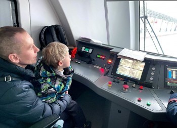Министр транспорта Нижегородской области Павел Саватеев исполнил мечту шестилетнего мальчика - покататься в кабине поезда