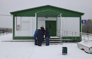Партийный десант ЕР проверил ход возведения ФАПа на Бору