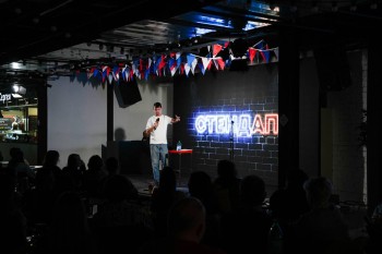 Стендапу в ЦУМе 3 года. На сцене артисты из Москвы и Беларуси