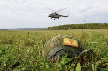 Спецназ Росгвардии отработал навыки беспарашютного десантирования в Чувашии