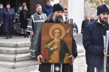 Крестный ход для избавления от коронавируса совершило духовенство РПЦ вокруг Оренбурга