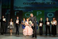 Леонид Черкесов вручил одаренным детям столицы сертификаты на именную стипендию