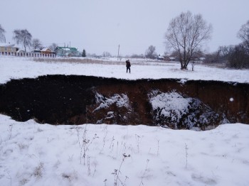 Карстовый провал образовался в селе Березники Нижегородской области (ВИДЕО)