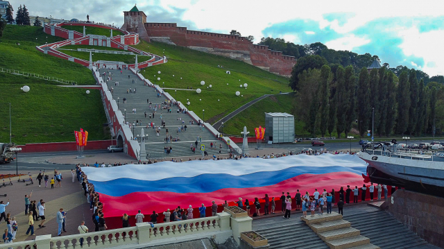 Российский флаг площадью 1500 кв.м развернули у катера "Герой" в Нижнем Новгороде Российский флаг площадью 1500 кв.м развернули у катера "Герой" в Нижнем Новгороде