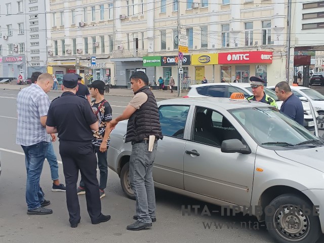 Двух таксистов-мигрантов депортируют за работу без разрешения в Нижнем Новгороде