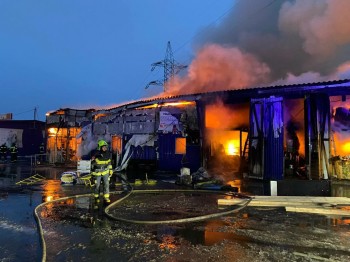 Пожарные тушили строительный рынок в Нижнем Новгороде 20 ноября