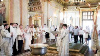 Митрополит Георгий совершил таинство крещения детей из многодетных нижегородских семей Митрополит Георгий совершил таинство крещения детей из многодетных нижегородских семей