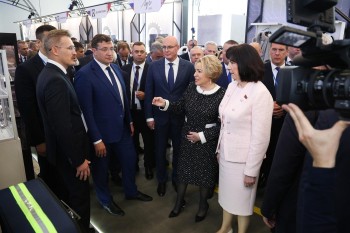 Валентина Матвиенко и Наталья Кочанова посетили выставку достижений народного хозяйства регионов России и Беларуси Валентина Матвиенко и Наталья Кочанова посетили выставку достижений народного хозяйства регионов России и Беларуси