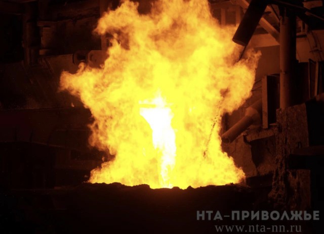 Завод по производству брусчатки горит в Казани