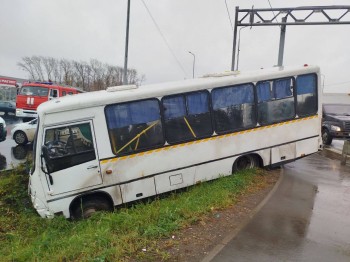 Автобус с пассажирами съехал в кювет в Завьяловском районе Удмуртии Автобус с пассажирами съехал в кювет в Завьяловском районе Удмуртии