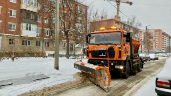 Автопоезда в непрекращающемся режиме продолжают убирать снег с дорог Нижнего Новгорода