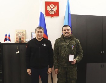 Глава Прикамья Дмитрий Махонин наградил бойцов СВО в Северодонецке