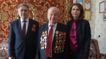 Глава администрации Ленинского района Чебоксар  поздравил на дому участника войны Дмитрия Егорова