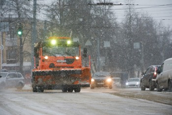 Около 1 тыс. единиц техники и 4,5 тыс. рабочих в Нижнем Новгороде выдвинулись на борьбу со снежным циклоном "Ваня"