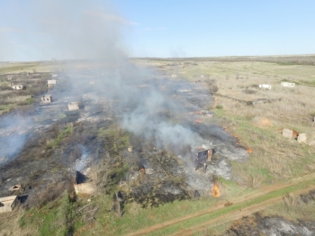 Заброшенные дачные участки горели в поселке Первомайский Оренбургской области