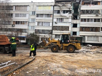 Вывоз строительного мусора проводится с территории пострадавшего от взрыва дома в Набережных Челнах