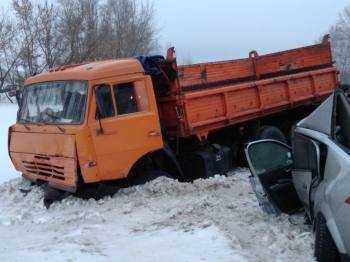 Три человека погибли в Пензенской области в результате столкновения легкового автомобиля с грузовиком