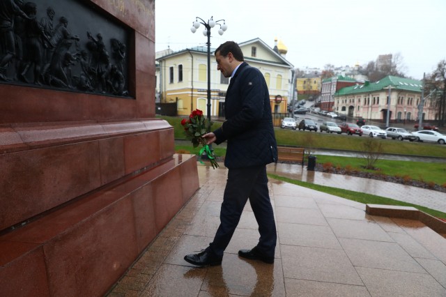 Глеб Никитин возложил цветы к памятнику Минину и Пожарскому и поздравил представителей конфессий
