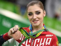 Российская гимнастка Алия Мустафина завоевала золото в упражнениях на разновысоких брусьях на Олимпийских играх в Бразилии