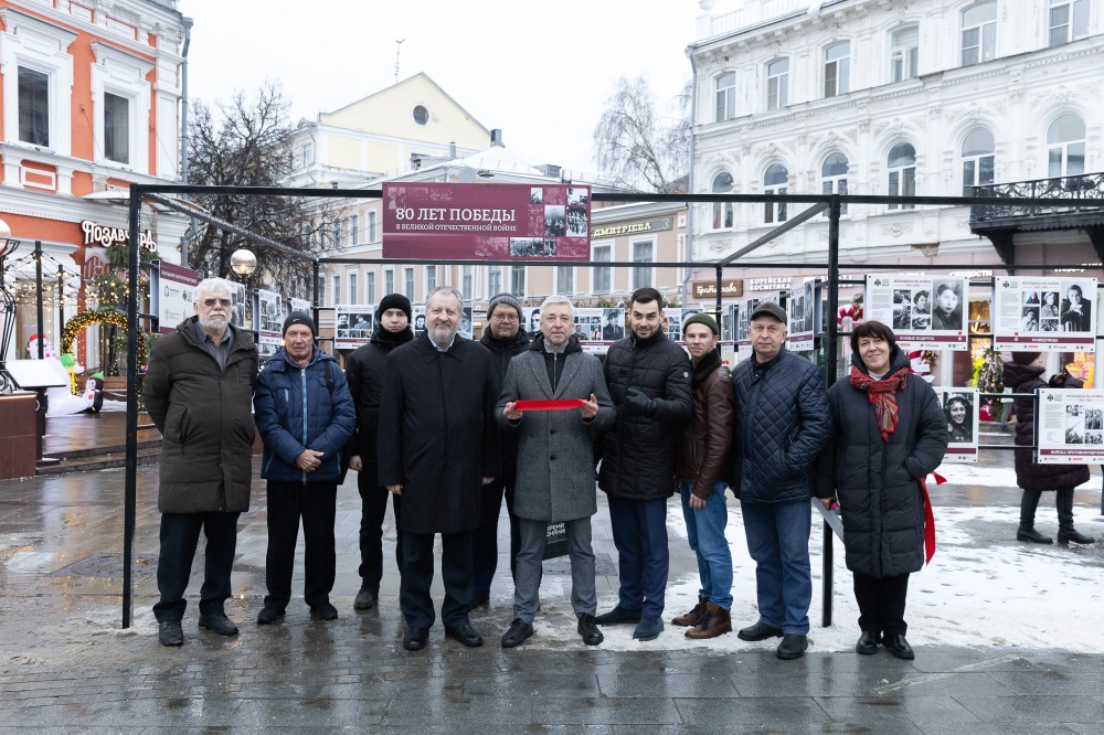 В Нижнем Новгороде открыли уличную экспозицию «Победе — 80»