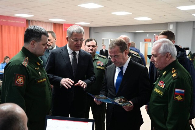 Зампредседателя Совета Безопасности РФ Дмитрий Медведев посетил Уфу Зампредседателя Совета Безопасности РФ Дмитрий Медведев посетил Уфу