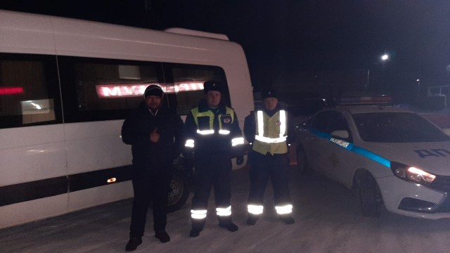Нижегородские полицейские спасли из ледяного плена пассажиров сломавшегося автобуса