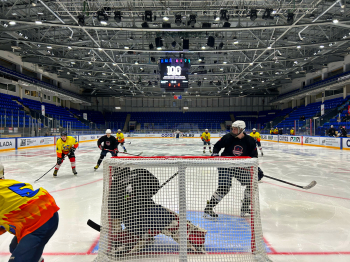 Товарищеский матч по хоккею между командами "Молодой Гвардии" и "Юнармии" прошел в Нижнем Новгороде