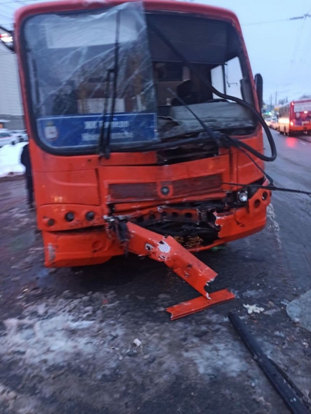 Две маршрутки столкнулись в центре Автозаводского района Нижнего Новгорода