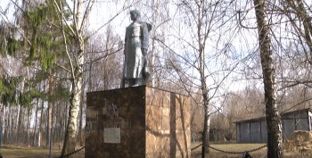 Памятник героям Великой Отечественной войны отремонтировали в поселке Возрождение Нижегородской области в преддверии Дня Победы