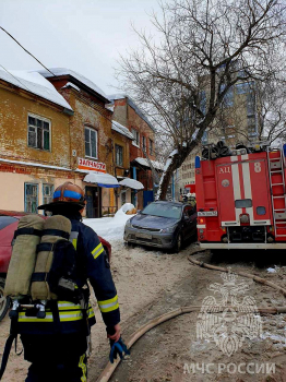 Более 40 человек тушили горящий дом на площади Сенной