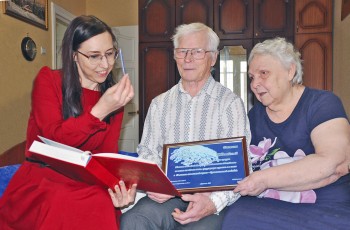 Почетные ветераны АПЗ Ивановы Геннадий и Валентина Ивановы отметили 60-летие семейной жизни