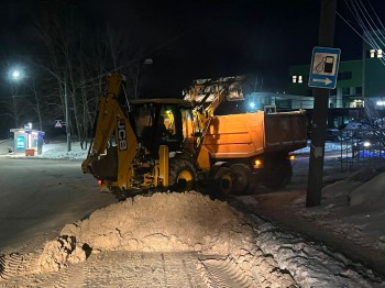 Около 400 самосвалов снега вывезли с дорог Нижнего Новгорода за сутки непрекращающегося снегопада